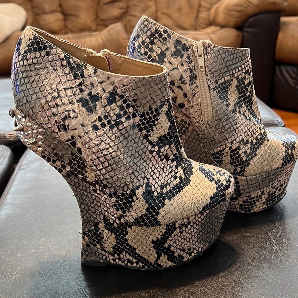 Snake Print Heel-less Heels